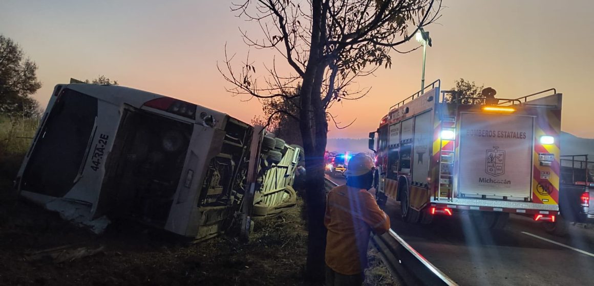 Volcadura autobús Michoacán (1) Volcadura de autobús en Michoacán deja siete muertos y más de 20 heridos