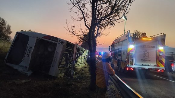 Volcadura de autobús en Michoacán deja siete muertos y más de 20 heridos