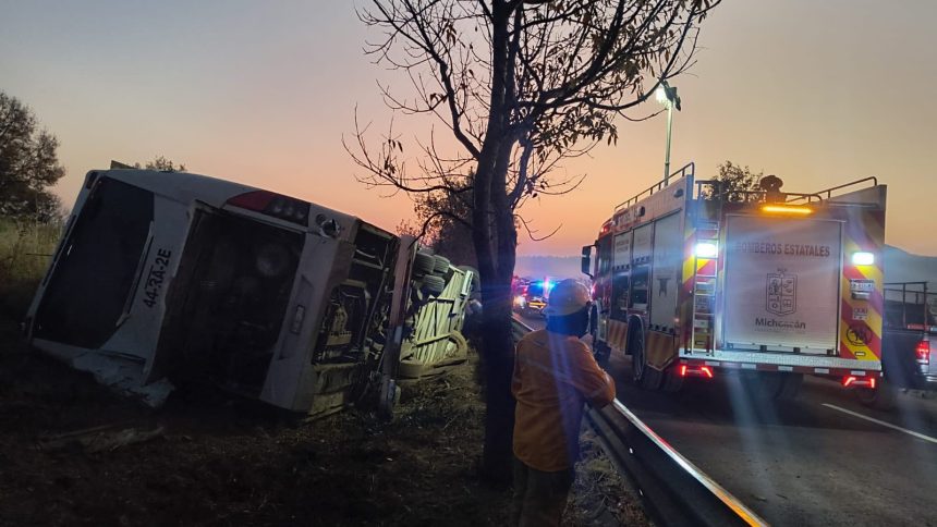 Volcadura autobús Michoacán (1) Volcadura de autobús en Michoacán deja siete muertos y más de 20 heridos