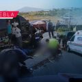 Volcadura en la Vía Atlixcáyotl deja tres heridos; camioneta terminó partida a la mitad
