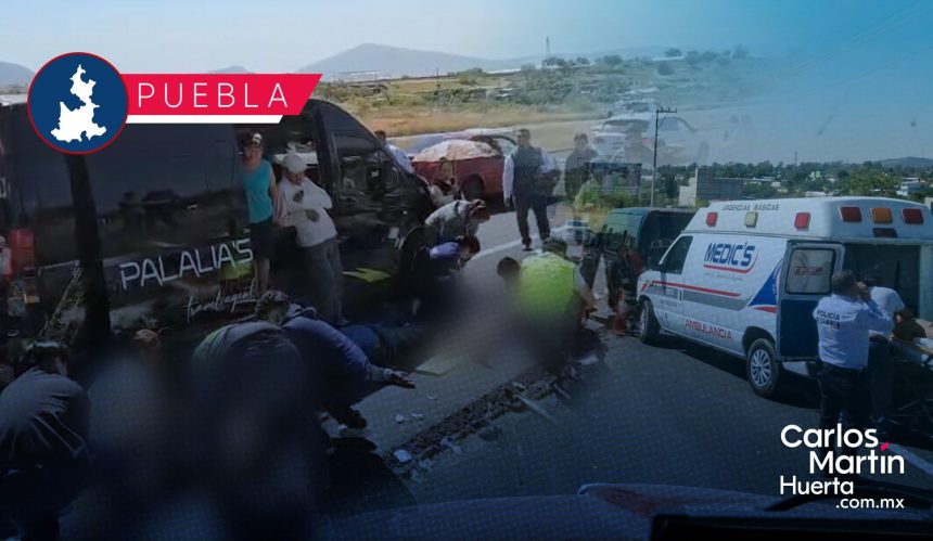 Volcadura en la Vía Atlixcáyotl deja tres heridos; camioneta terminó partida a la mitad