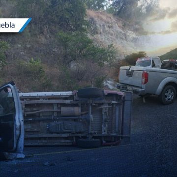 Choque y volcadura de patrulla y camioneta deja un muerto y varios lesionados en Tehuitzingo