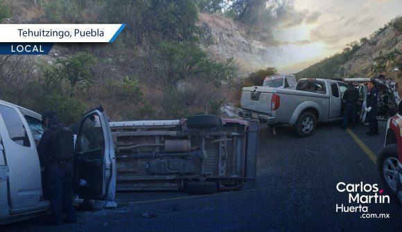 Choque y volcadura de patrulla y camioneta deja un muerto y varios lesionados en Tehuitzingo