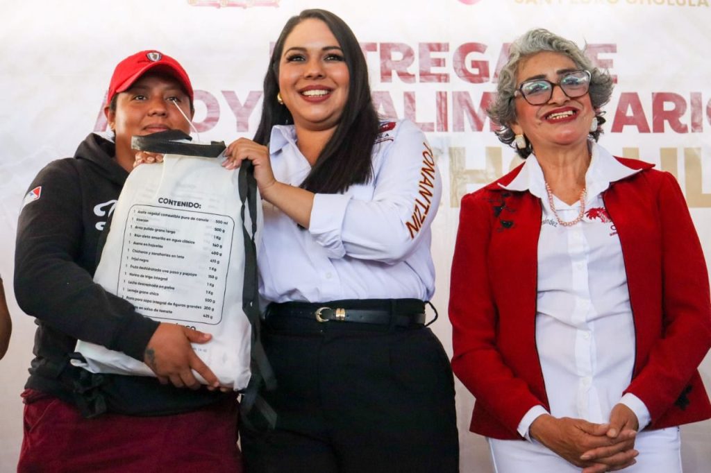 Tonantzin Fernández entrega apoyos alimentarios a más de 560 personas vulnerables en San Pedro Cholula 1 WhatsApp Image 2025 11 06 at 7.17.02 PM