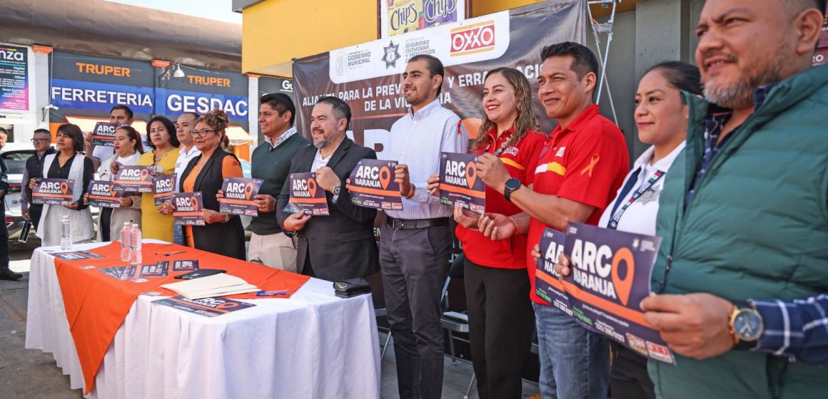 WhatsApp Image 2025-11-06 at 7.18.10 PM Firma Omar Muñoz convenio de colaboración con la cadena Oxxo para la instalación de “Arcos Naranja”