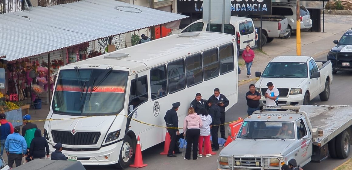 Adulto mayor muere al ser proyectado de una camioneta en la federal Puebla-Tehuacán