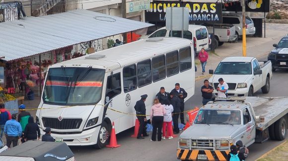 Adulto mayor muere al ser proyectado de una camioneta en la federal Puebla-Tehuacán