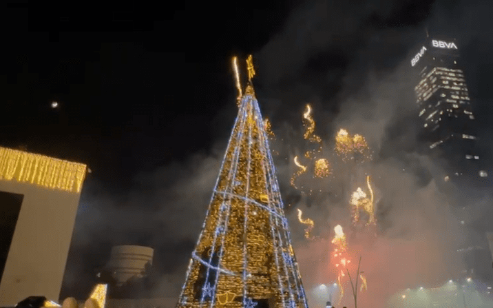 arbol Brilla el CCU: BUAP enciende su árbol navideño con mensaje de paz