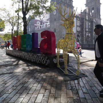 ayuntamiento-adornos-navidenos-689000 Zócalo de Puebla alista el encendido de su árbol navideño este 30 de noviembre
