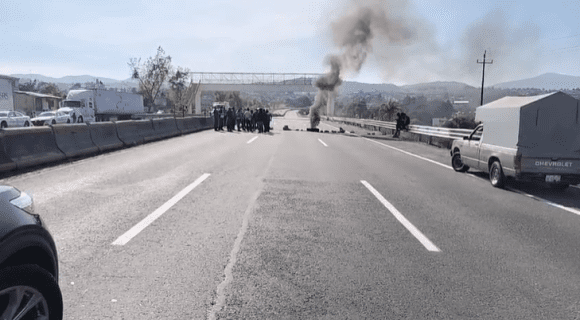 ¡Alerta Vial! Bloqueo en autopista México-Puebla a la altura de La Posta