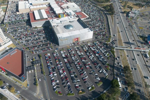 Buen Fin 2025 paraliza zonas comerciales de Puebla: largas filas y fallas en app de estacionamiento