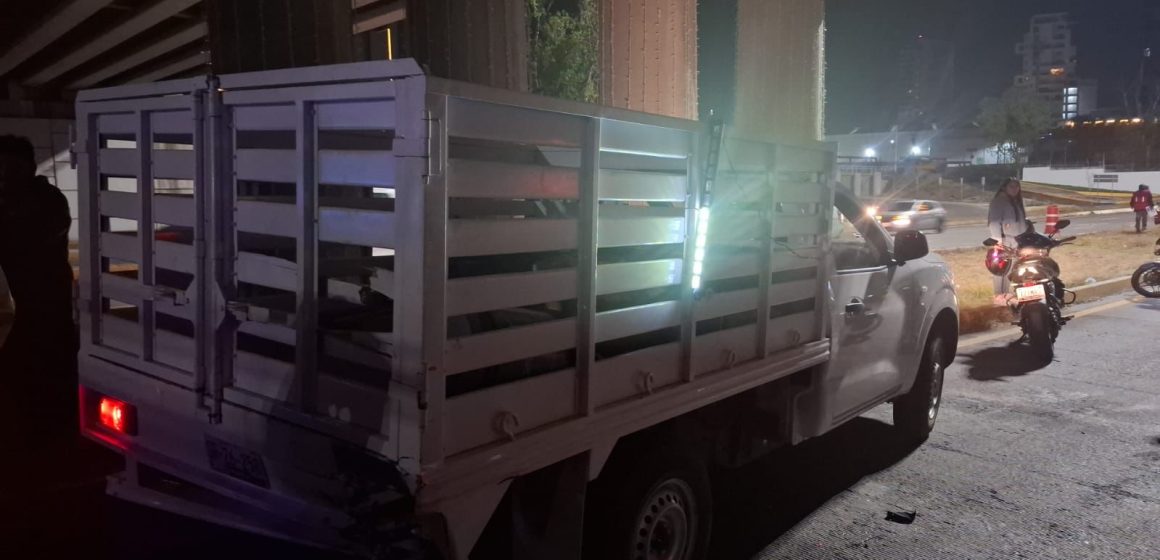 Motociclista muere tras colisión con camioneta en mantenimiento en la Vía Atlixcáyotl