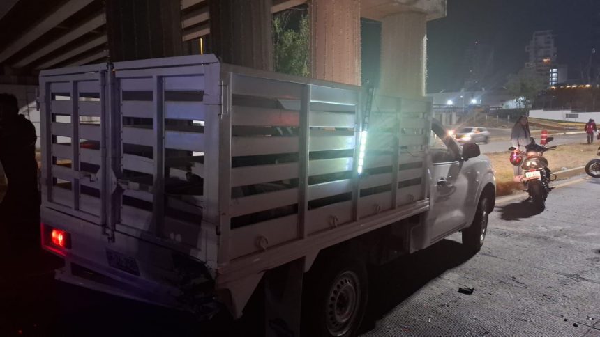 Motociclista muere tras colisión con camioneta en mantenimiento en la Vía Atlixcáyotl