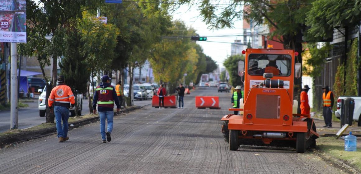 “Me indigna caer en un bache”: Armenta intensifica la rehabilitación de calles en Puebla