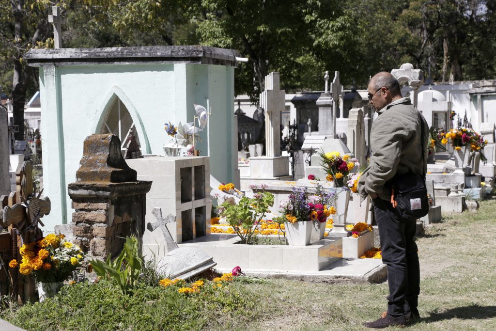 ¿Por qué se celebra el Día de Muertos el 2 de noviembre?: tradición mexicana 1 dia de muertos panteon municipal 601761