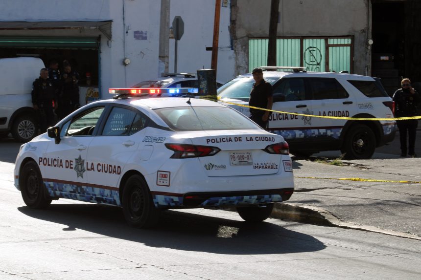 Taxista pide auxilio: Hombre baleado y armado intenta huir a bordo de la unidad en la Calzada Zaragoza