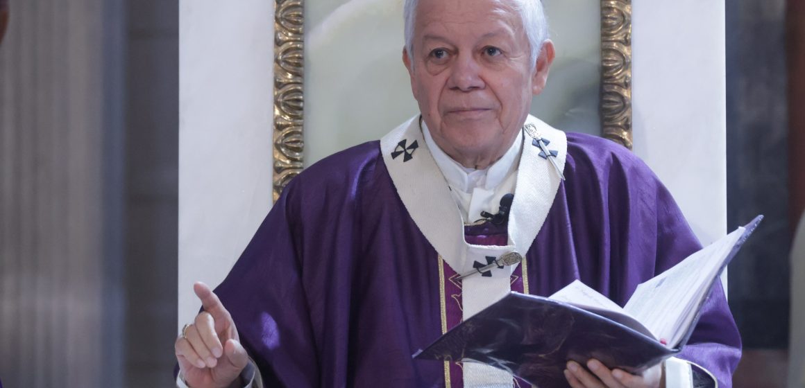 Arzobispo de Puebla ofrece misa por las víctimas del accidente en la Vía Atlixcáyotl