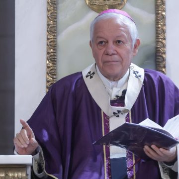 Arzobispo de Puebla ofrece misa por las víctimas del accidente en la Vía Atlixcáyotl