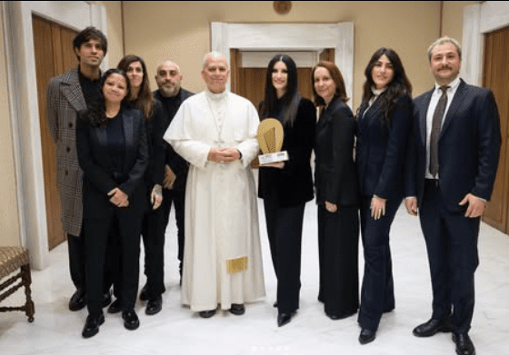Laura Pausini entrega al papa León XIV una canción inspirada en San Francisco de Asís 1 musica