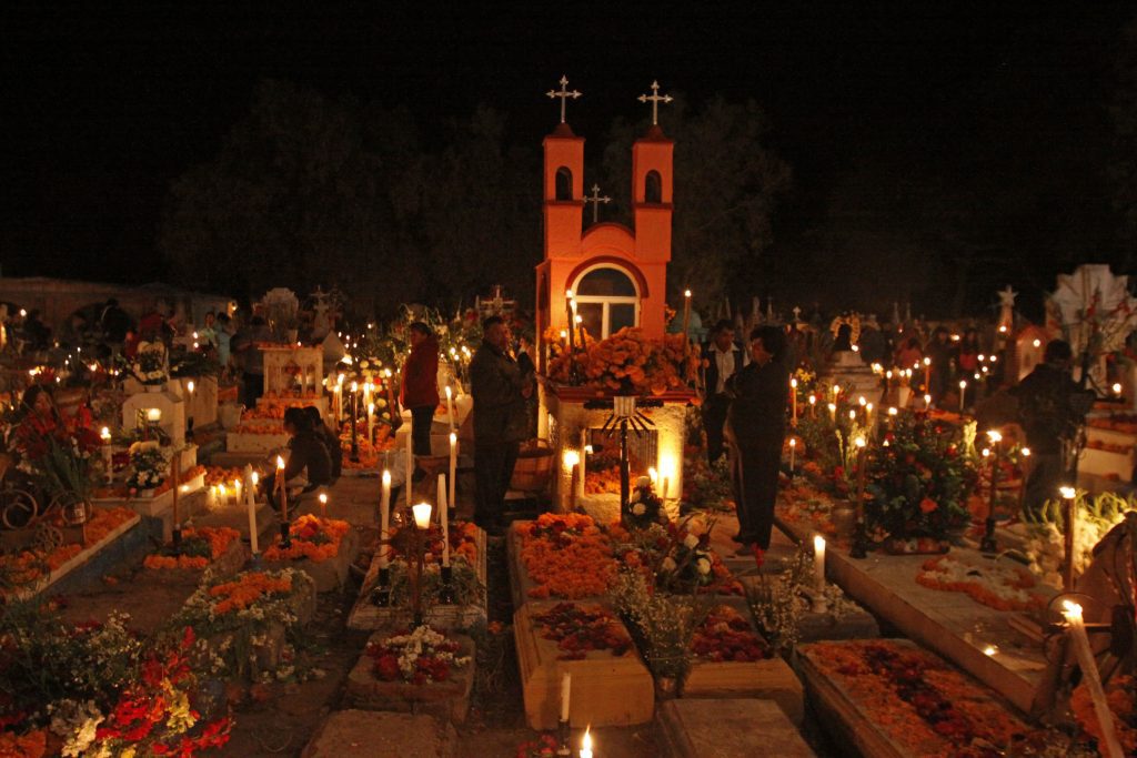 ¿Por qué se celebra el Día de Muertos el 2 de noviembre?: tradición mexicana 2 velada en panteones de tlacotepec de benito juarez 114476