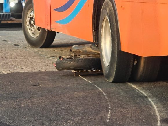 631eeae5-f16d-4567-9cc7-ff05262e0887 (1) Motociclista muere atropellado por autobús de ruta Altiplanos en Huejotzingo