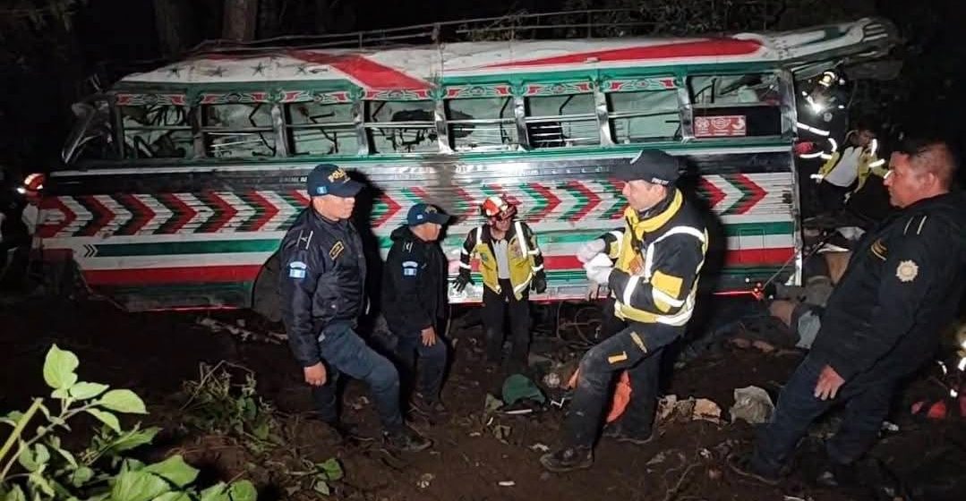 Al menos 15 muertos tras caer autobús a un barranco en Guatemala