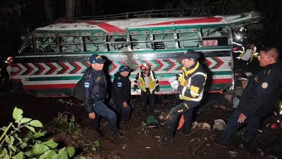 Al menos 15 muertos tras caer autobús a un barranco en Guatemala