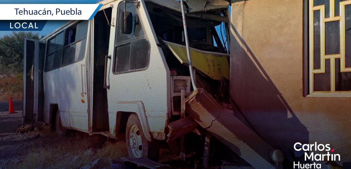 Portada Camión que transportaba estudiantes choca contra vivienda en Tehuacán CMH Camión que transportaba estudiantes choca contra vivienda en Tehuacán