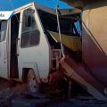 Camión que transportaba estudiantes choca contra vivienda en Tehuacán