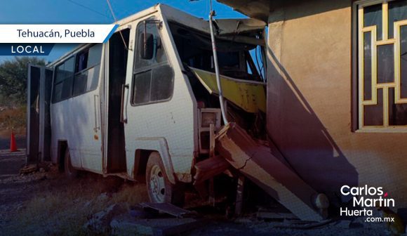 Camión que transportaba estudiantes choca contra vivienda en Tehuacán
