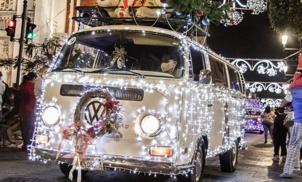 Caravana de vochos y combis iluminados llega a Puebla 2