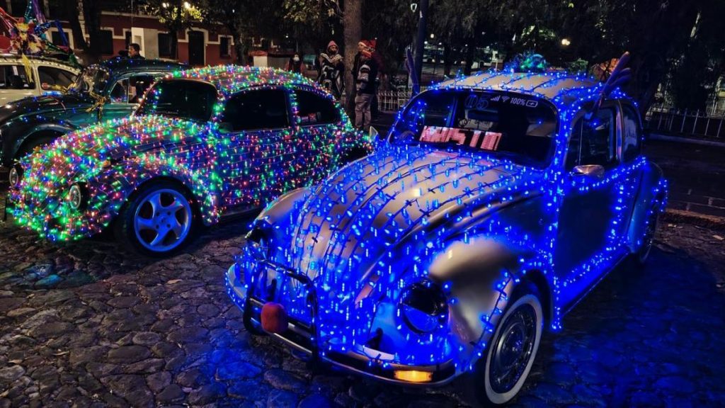 Caravana de vochos y combis iluminados llega a Puebla