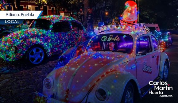 Caravana de vochos y combis iluminados llega a Puebla