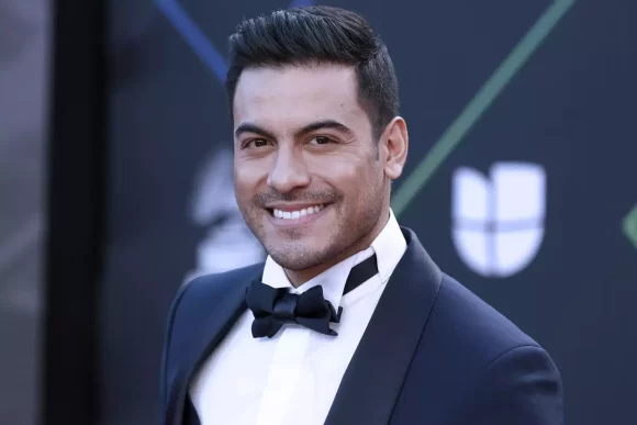 Carlos Rivera anuncia pausa en su gira por lesión en las cuerdas vocales
