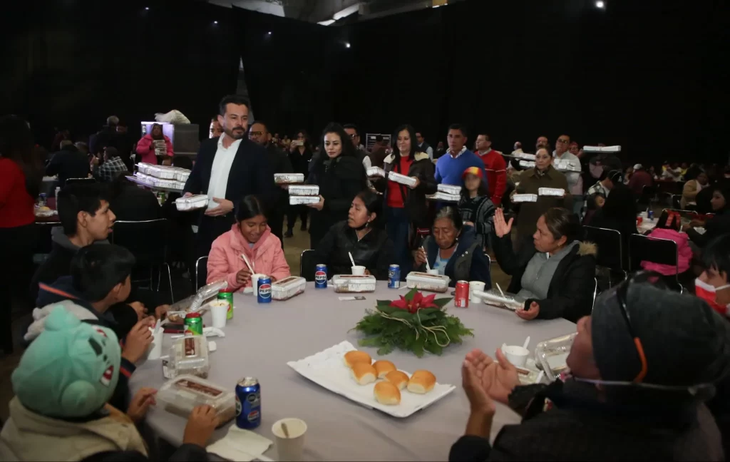 Cena Navidena en el Centro Expositor reune a mas de tres mil personas en Puebla 2
