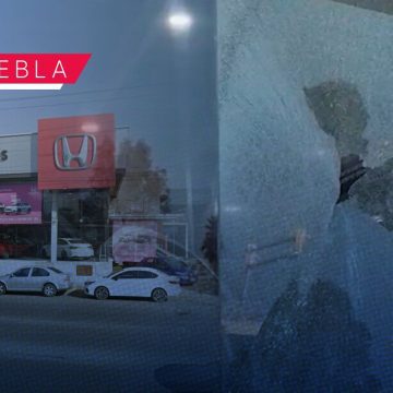 Dan cristalazo a agencia Honda en Vía Atlixcáyotl; descartan robo