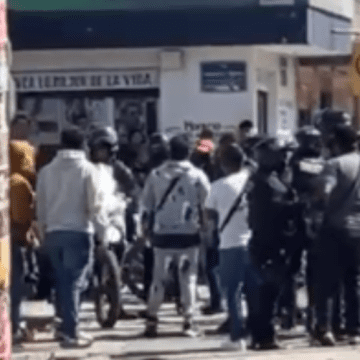Operativo Centinela termina en agresión: Comerciantes enfrentan a policías en Xochimehuacan