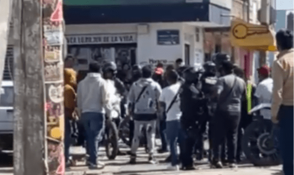 Operativo Centinela termina en agresión: Comerciantes enfrentan a policías en Xochimehuacan