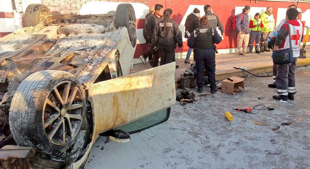 Joven en estado de ebriedad se queda dormido al volante, vuelca su auto en Calzada Ignacio Zaragoza