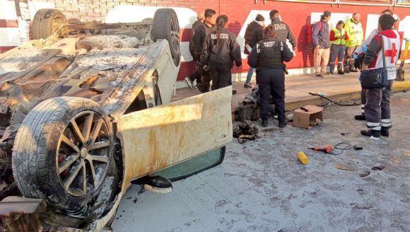 Joven en estado de ebriedad se queda dormido al volante, vuelca su auto en Calzada Ignacio Zaragoza