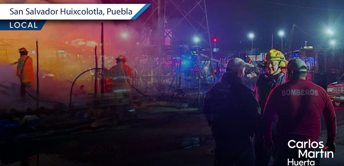 Incendio consume locales navideños en Central de Abasto de Huixcolotla
