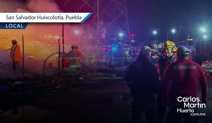 Incendio consume locales navideños en Central de Abasto de Huixcolotla