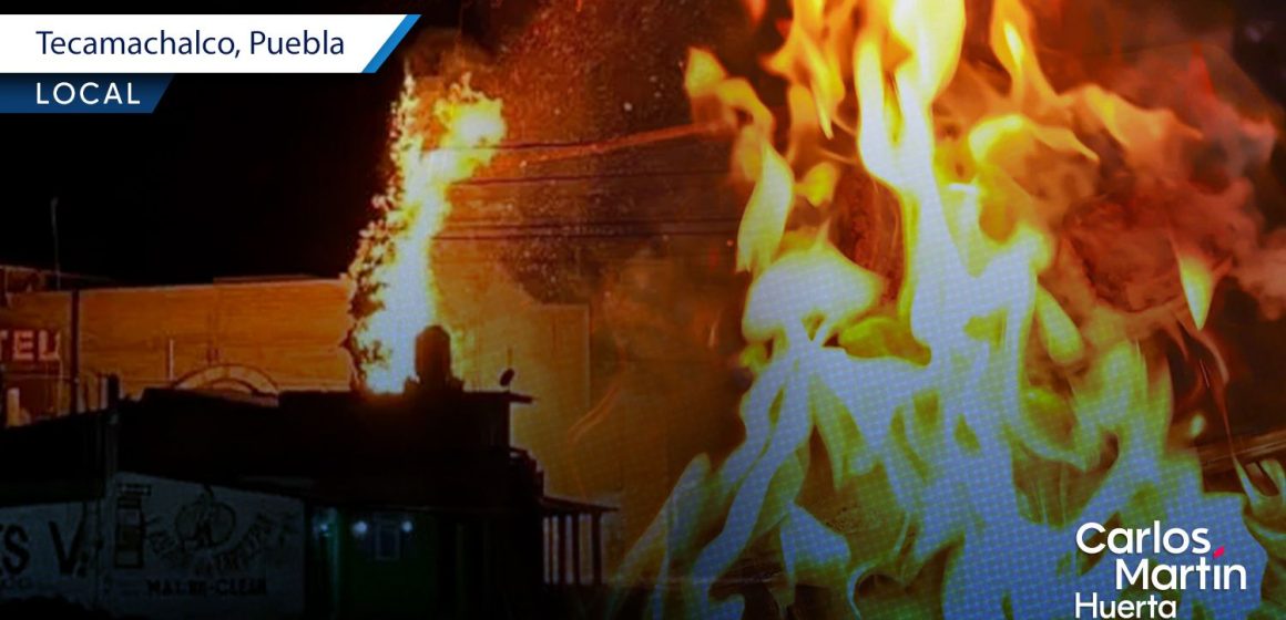 Incendio de árbol en Tecamachalco por uso de pirotecnia