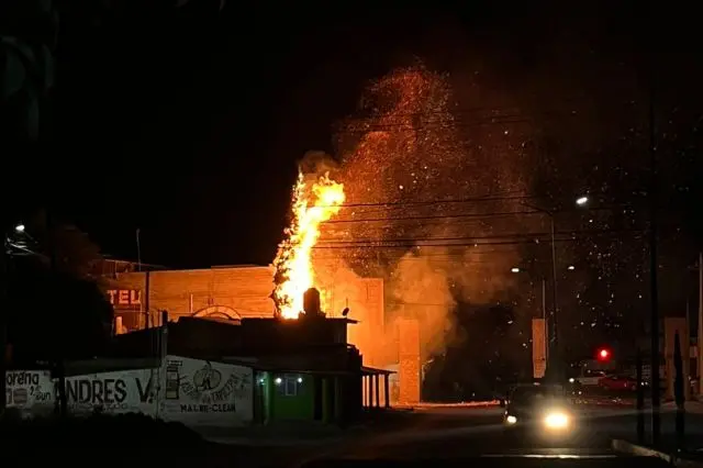 Incendio de árbol en Tecamachalco por uso de pirotecnia