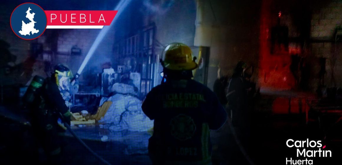 Incendio consume bodega recicladora en Lomas de Santa Catarina