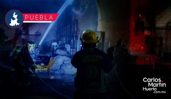 Incendio recicladora Totimehuacan Incendio consume bodega recicladora en Lomas de Santa Catarina