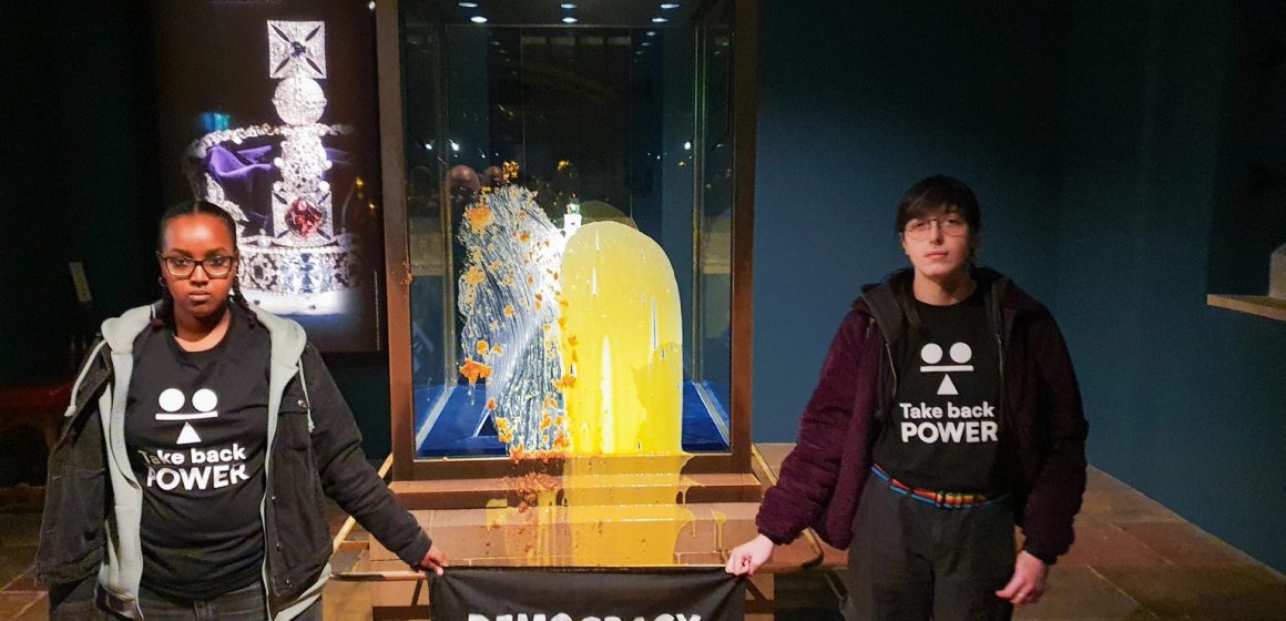 Arrestan a manifestantes tras atacar vitrina de la corona de Carlos III