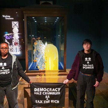 Arrestan a manifestantes tras atacar vitrina de la corona de Carlos III