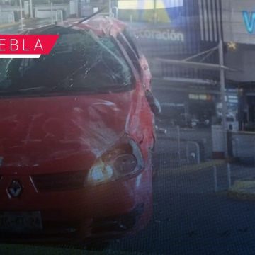 Nuevo accidente en la Vía Atlixcáyotl; vehículo termina volcado