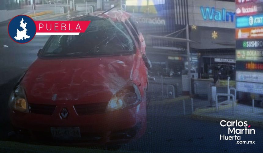 Nuevo accidente en la Vía Atlixcáyotl; vehículo termina volcado